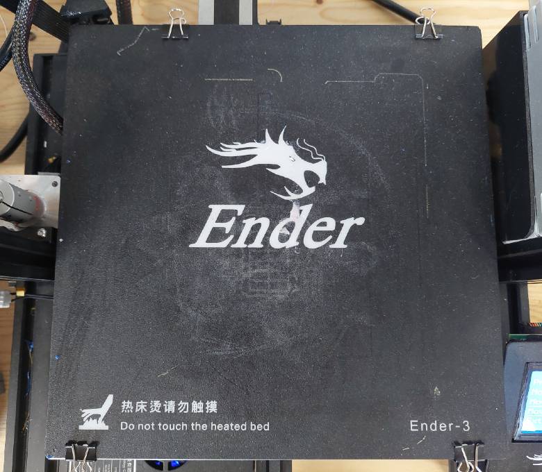 Picture showing a print bed of a Ender 3 print bed